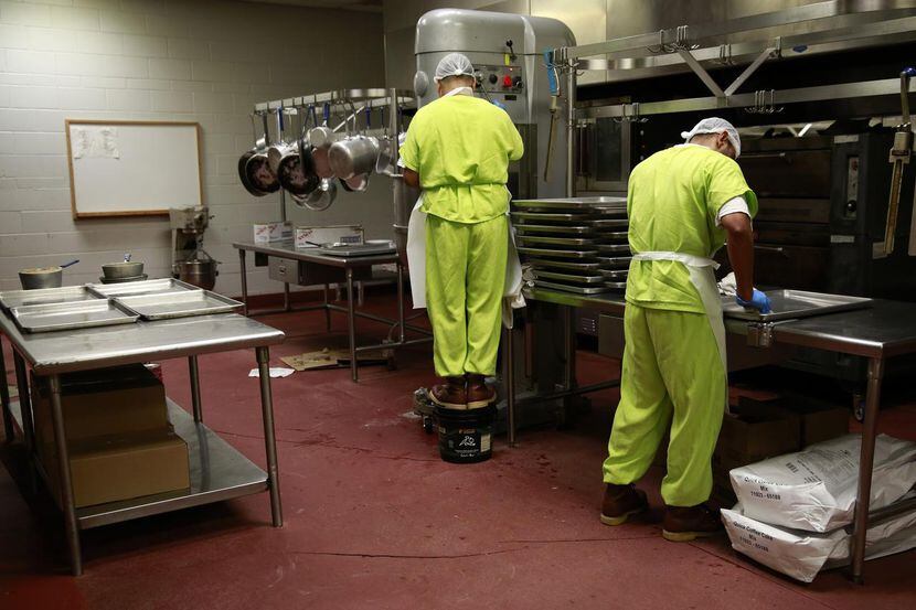 Indocumentados detenidos por ICE trabajan en la cocina de un centro de detención en...