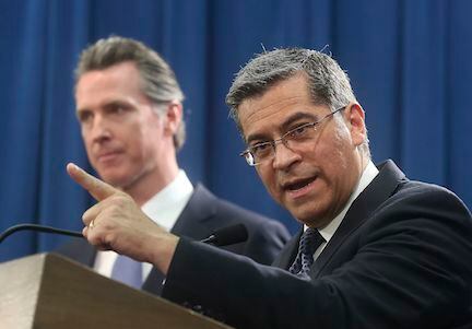 El procurador general de California Xavier Becerra, acompañado por el gobernador Gavin...