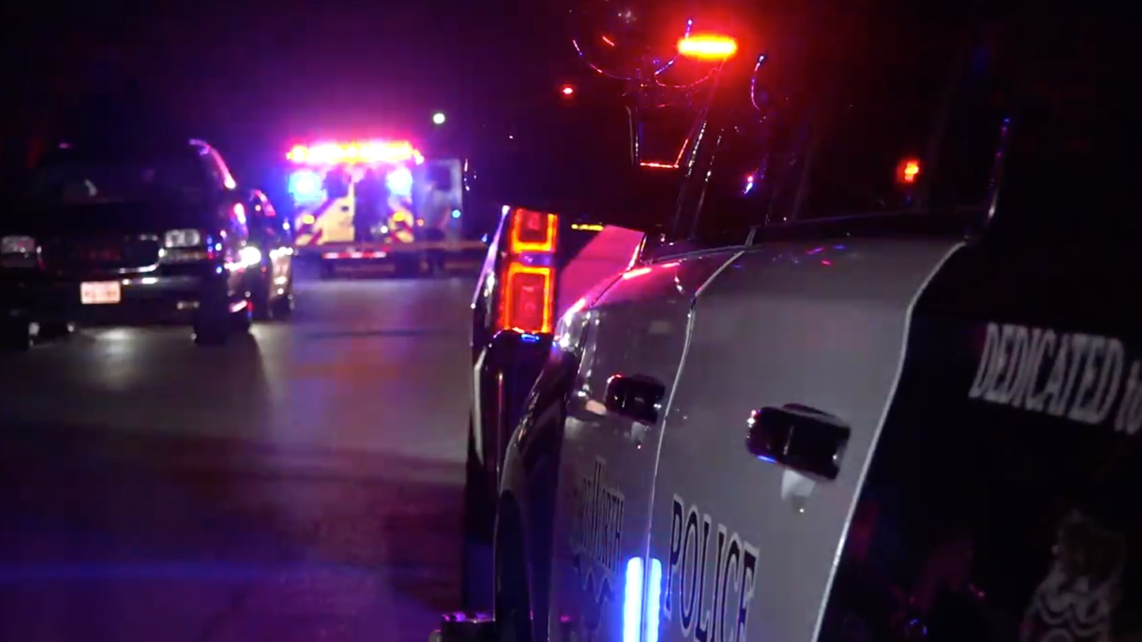 Patrulleros y ambulancias afuera de una propiedad en Fort Worth en la escena de un tiroteo...