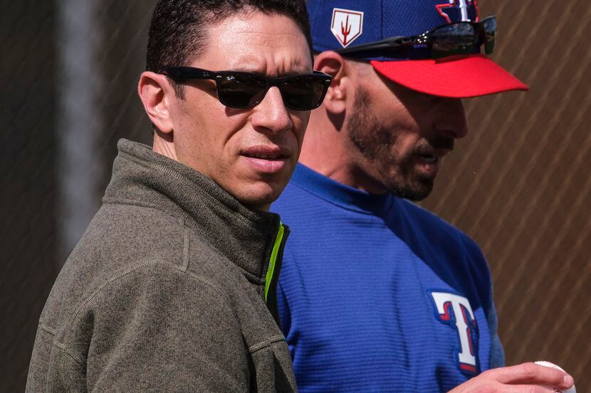 El gerente general de los Texas Rangers, Jon Daniels (izq), y el manager Chris Woodward...