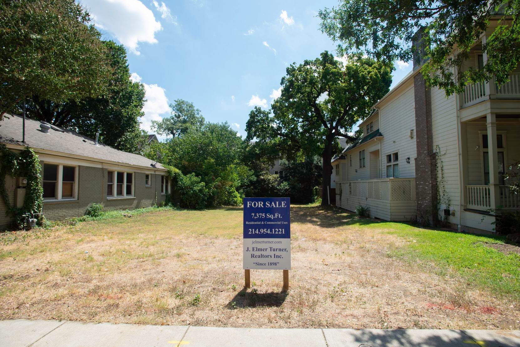 The 50-foot-wide lot on Thomas Avenue is being eyed by a homebuilders.