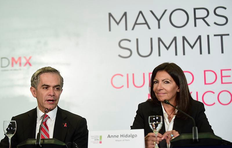 El alcalde de México, Miguel Ángel Mancera y la alcaldesa de París, Anne Hidalgo, durante la...