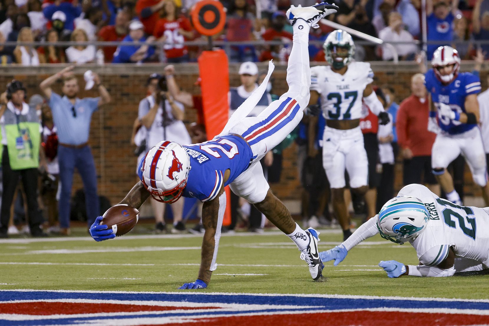 Southern Methodist Mustangs wide receiver Reggie Roberson Jr. (21) out runs Tulane Green...