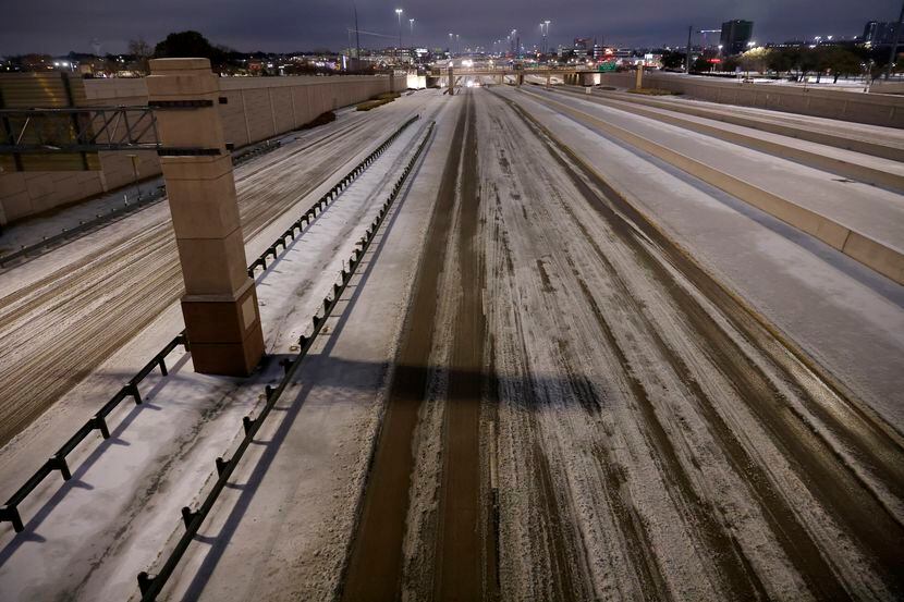 Hielo acumulado sobre el I-30 en Arlington, la noche del martes 31 de enero.