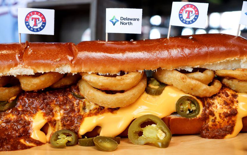 La Boomstick Burger como la sirven en el Globe Life Stadium de Arlington, el lunes 27 de...