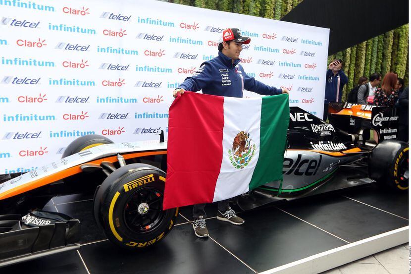 Sergio “Checo” Pérez, de Force India, posa con una bandera mexicana frente a su bólido con...