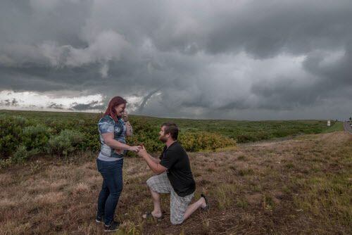 Alex Bartholomew le propone casarse a su novia, Britney Fox Clayton, frente a un tornado....
