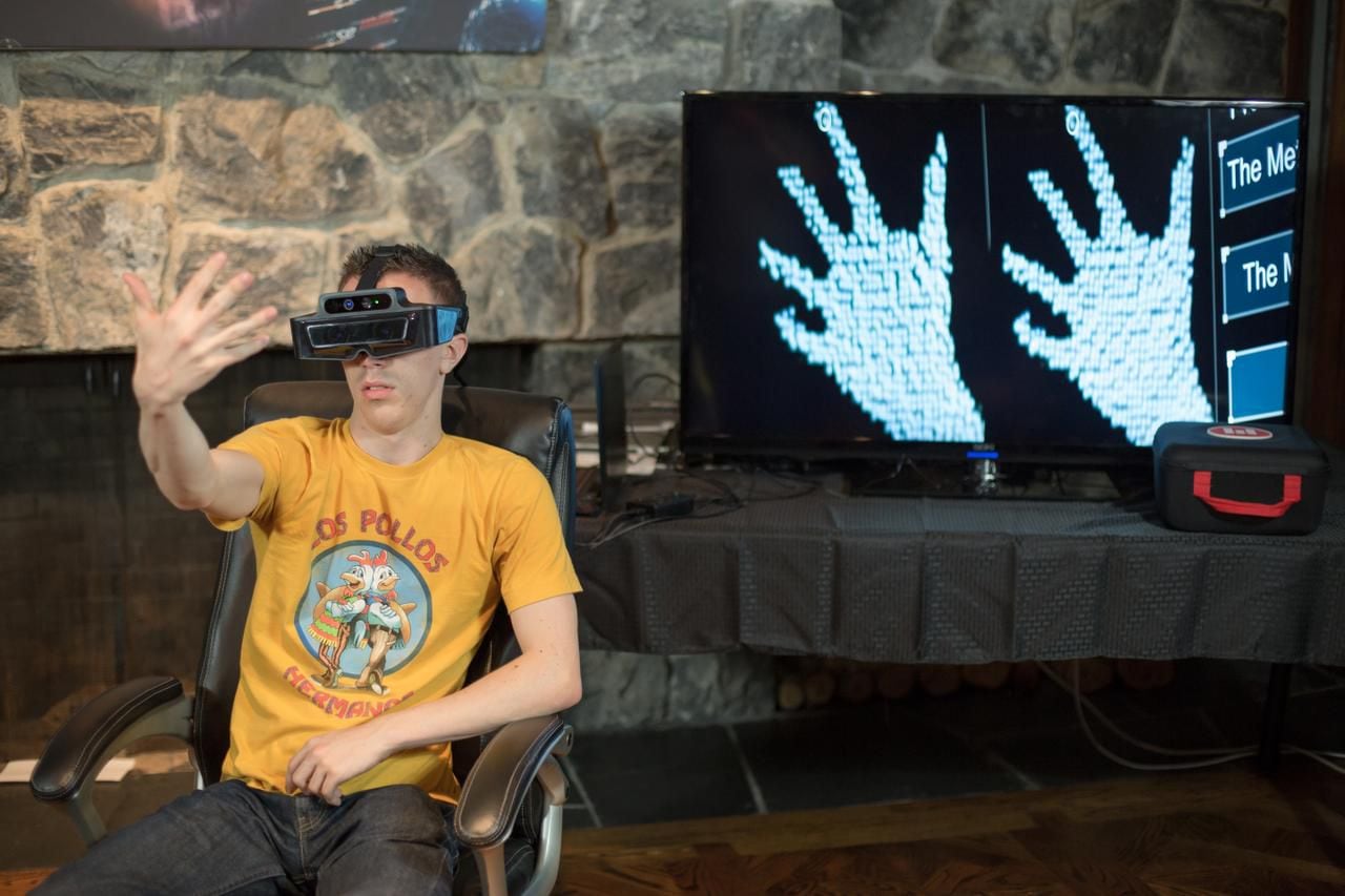 
YouTube tech gadget star Austin Evans tries his hands at Metas AR developer kit that hit...