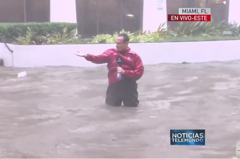 José Díaz – Balart el domingo durante su cobertura del huracán Irma en Miami/FOTO TOMADA DE...