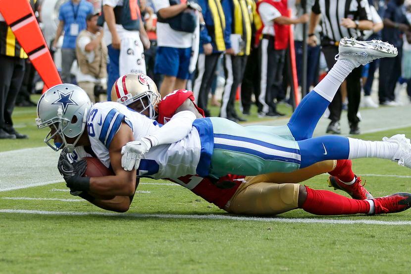El receptor Terrence Williams de los Cowboys de Dallas captura un pase de touchdown en el...