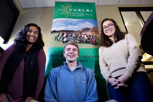 Clisha D’Souza, 20, Ben Wroblewski, 21, y Linda Schiller, 21, estudiantes de la Universidad...