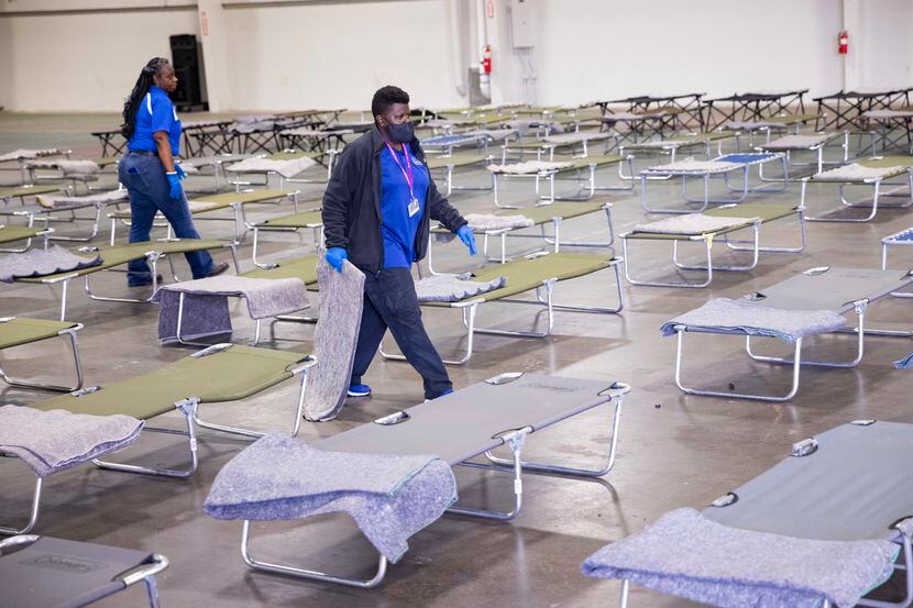 La Ciudad de Dallas prepara un refugio en el Automobile Building en Fair Park. Los usuarios...