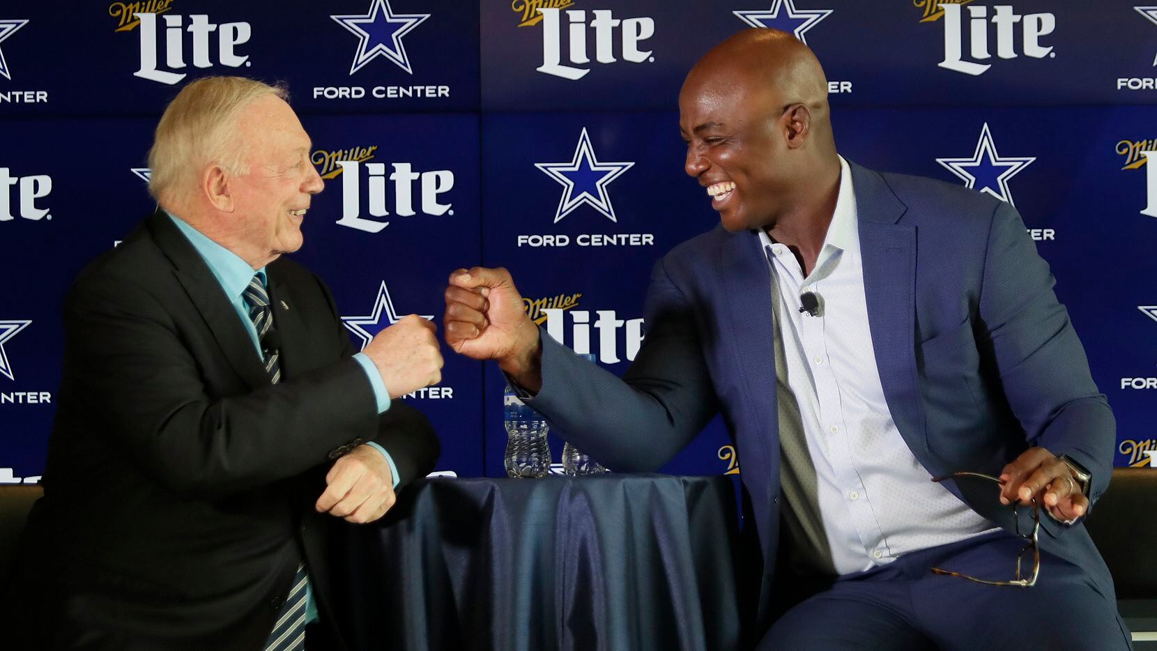 El propietario de los Cowboys de Dallas, Jerry Jones (izq), felicita a DeMarcus Ware (right)...