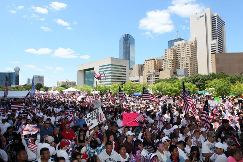 Asistentes a la marcha pro inmigración del 2013 en el Centro de Dallas. / BEN TORRES...