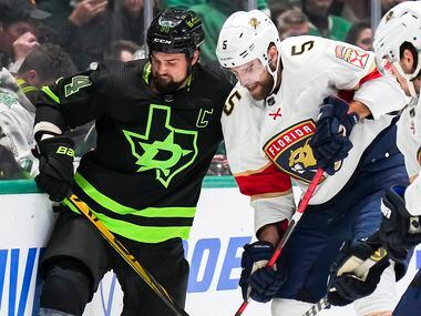 Dallas Stars left wing Jamie Benn (14) fights for the puck against Florida Panthers...