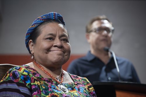 La ganadora del Premio Nobel Rigoberta Menchú sonríe mientras Jorge Baldor, fundador de...