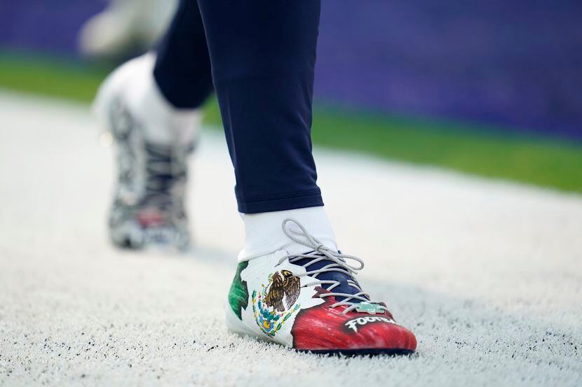 El zapato con la bandera mexicana del ala defensiva de los Dallas Cowboys, DeMarcus...