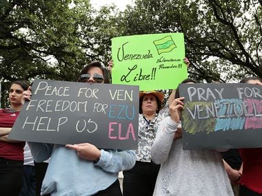 María Boccalando (centro) se unió a una protesta realizada en el Ferris Plaza de Dallas el sábado 20 de mayo. (MARÍA OLIVAS/ESPECIAL PARA AL DÍA)
