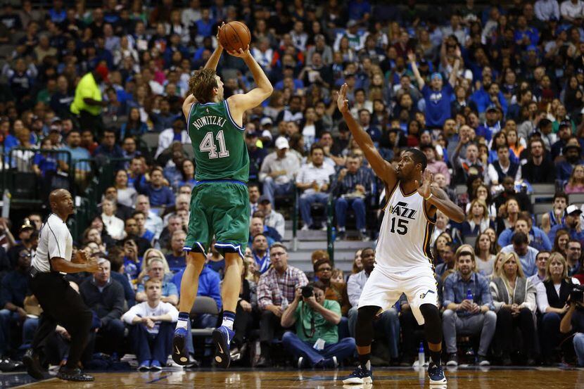 El jugador de los Dallas Mavericks, Dirk Nowitzki (41), dispara al aro en un partido contra...
