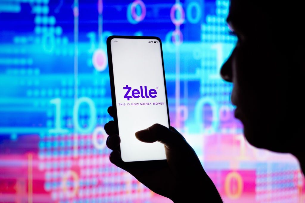 Mediante Zelle, los usuarios pueden enviar y recibir dinero de forma instantánea y sin pago...