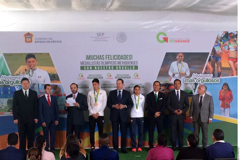 Guadalupe González e Ismael Hernández recibieron un cheque de parte del Gobierno del Estado...