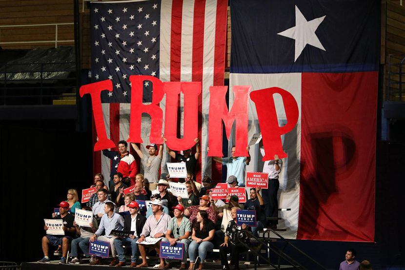 Simpatizantes del candidato republicano Dondald Trump acudieron a un mitin de campaña en...