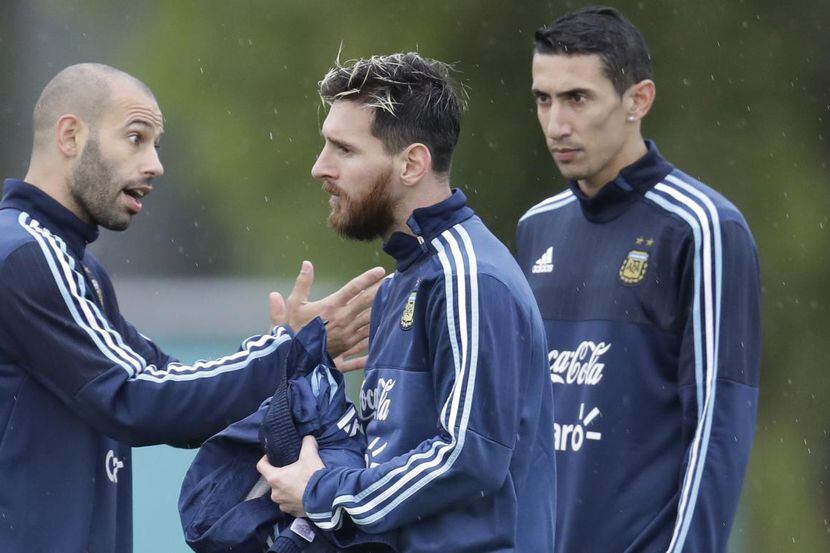 Javier Mascherano, Lionel Messi y Angel Di Maria platican el domingo durante el...
