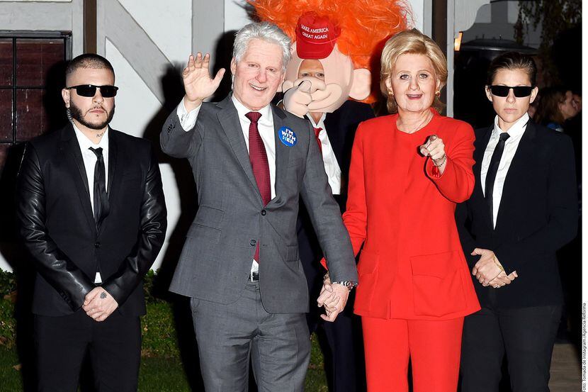 Katy Perry (de rojo) y Orlando Bloom (atrás con peluca roja) se disfrazaron como Hillary...