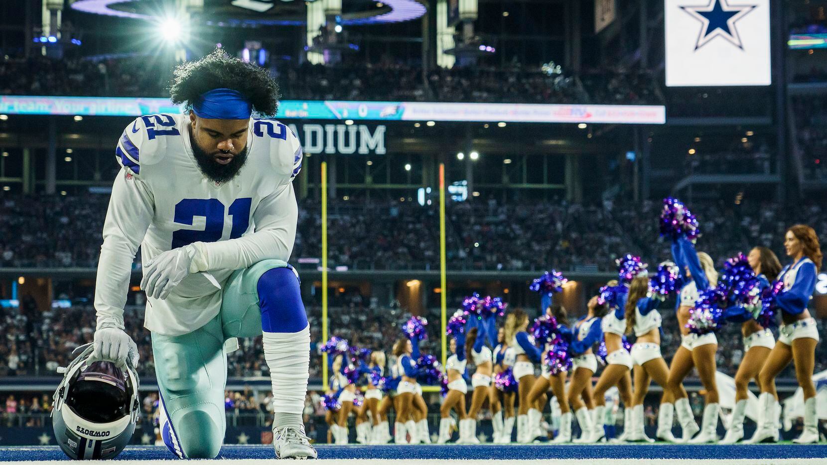 Dallas Cowboys running back Ezekiel Elliott (21) kneels in the end zone before an NFL...
