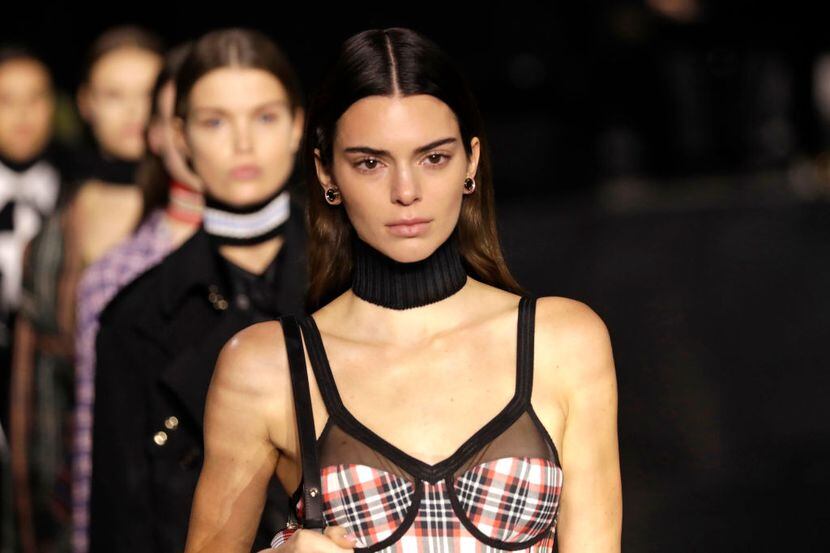 Kendall Jenner durante un desfile en Londres en febrero de 2020. Su tequila lleva en su...