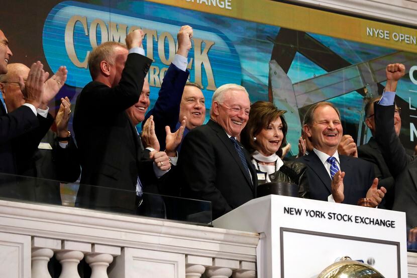 Jerry Jones junto a su esposa Gene el miércoles en el New York Stock Exchange Market.