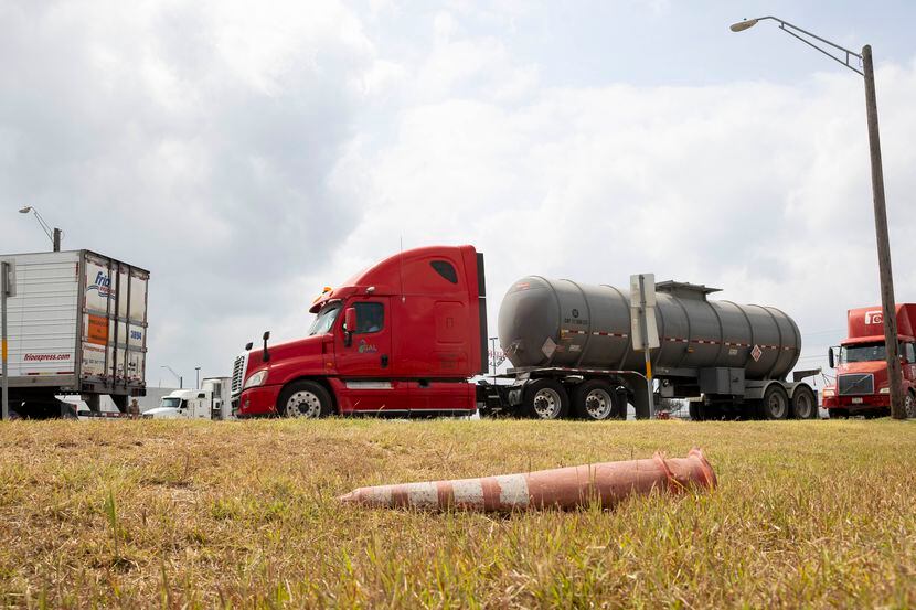 El tráfico de camiones comerciales fluye el viernes en Pharr, Texas, desde que los...