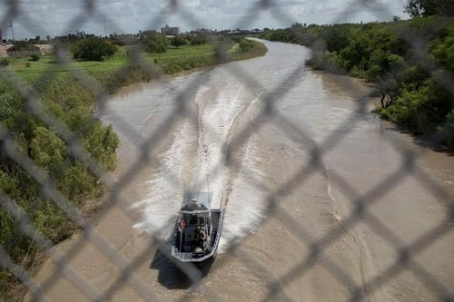 Una lancha de la patrulla fronteriza en el Rio Grande cerca de Brownsville. NYT
