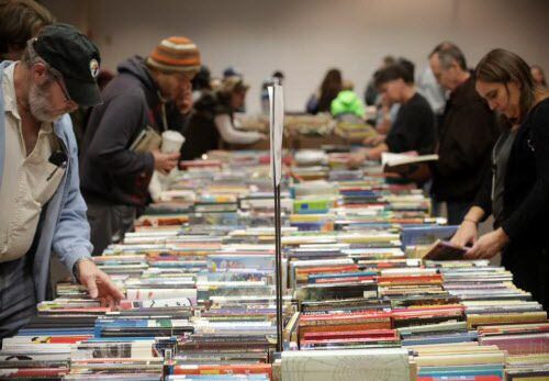 Habrá venta masiva de libros, CDs y DVDs este fin de semana en la biblioteca pública central...
