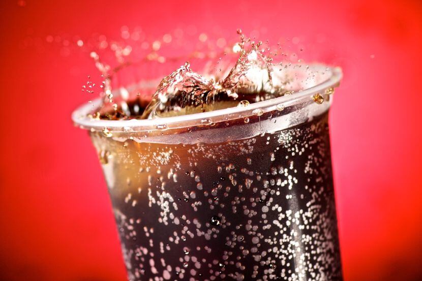 Beber refrescos puede contribuir a la obesidad y al hígado graso. /iSTOCK
