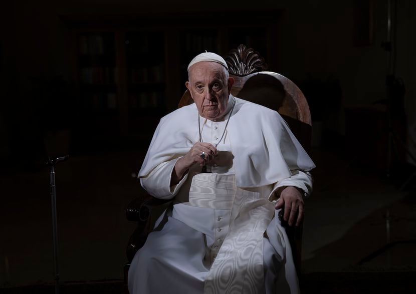 El papa Francisco hace una pausa durante una entrevista con The Associated Press en el...