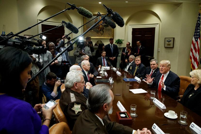 El presidente Donald Trump durante una reunión con alguaciles en la Casa Blanca. /AP
