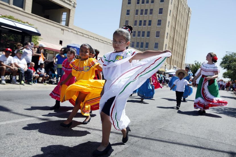 Un grupo de niñas interpreta bailables folklóricos durante el desfile del Cinco de Mayo en...