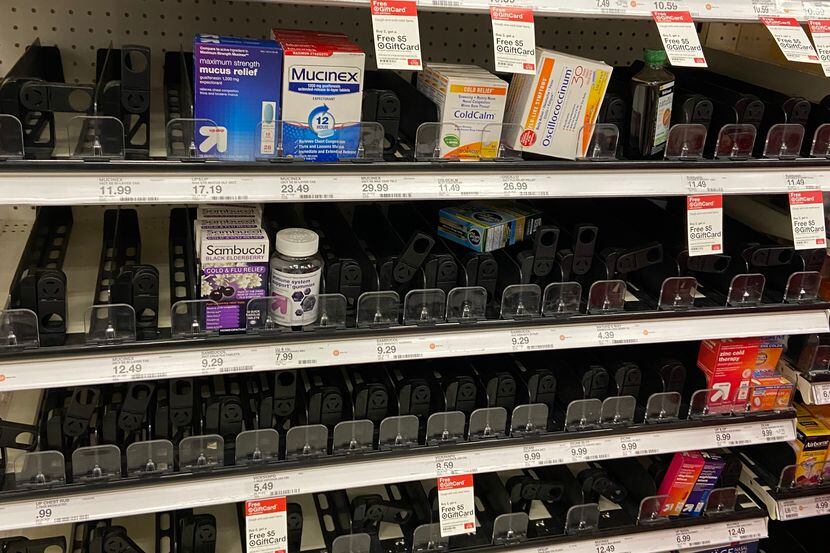 La sección de medicamentos para la gripe y la tos semi vacíos en el Target de Abrams Road en...