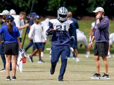 Dallas Cowboys running back Ezekiel Elliott (21) runs a drill during a practice at The Star,...