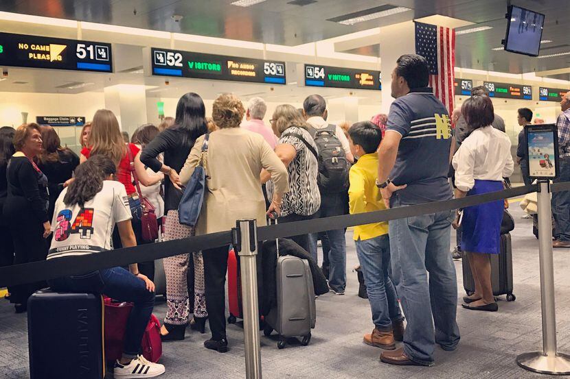 Una fila de visitantes en la sección de Aduanas en el Aeropuerto Internacional de...