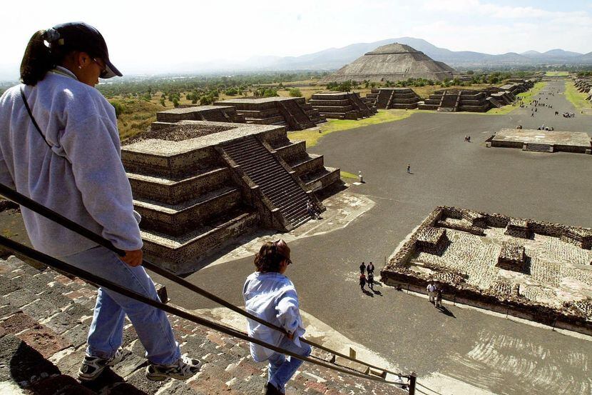 Turistas en la escalinata de la piramide de la Luna, en el centroceremonial Teotihuacán, en...