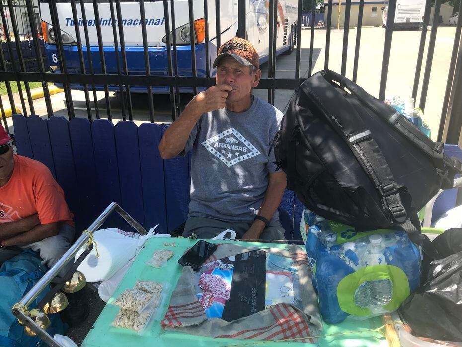 José Solís vende paletas heladas afuera del una estación de autobuses ubicada en Jefferson...