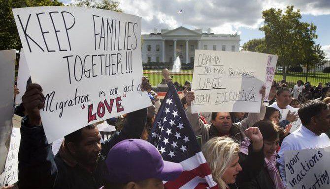 Manifestantes protestan frente a la Casa Blanca para exigir un decreto que suspenda la...