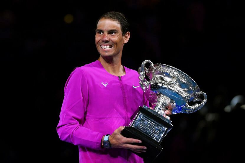 Rafael Nadal porta el trofeo de campeón tras derrotar a Daniil Medvedev en la final del...