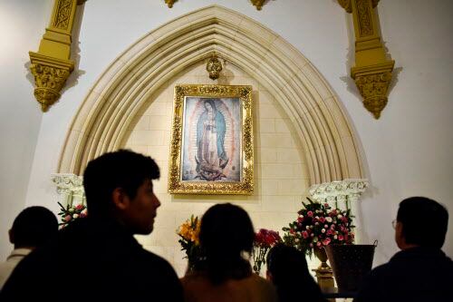 Los católicos festejaron a la Virgen de Guadalupe en la medioanoche del martes en la...
