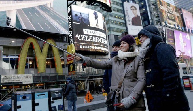 Cristina Gutiérrez se toma una selfie junto a su hermano y su padre en Times Square....