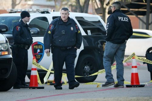 La policía realizan pesquisas en el lugar donde un sospechoso disparó y mató a un oficial de...