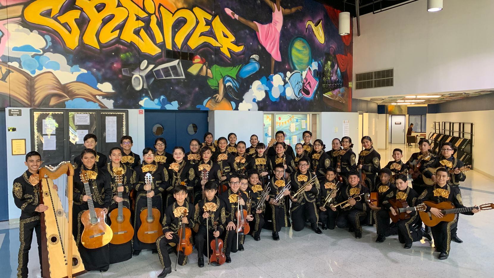 Los alumnos de la escuela secundaria Greiner Arts Academy que forman el grupo de mariachi Los Únicos.