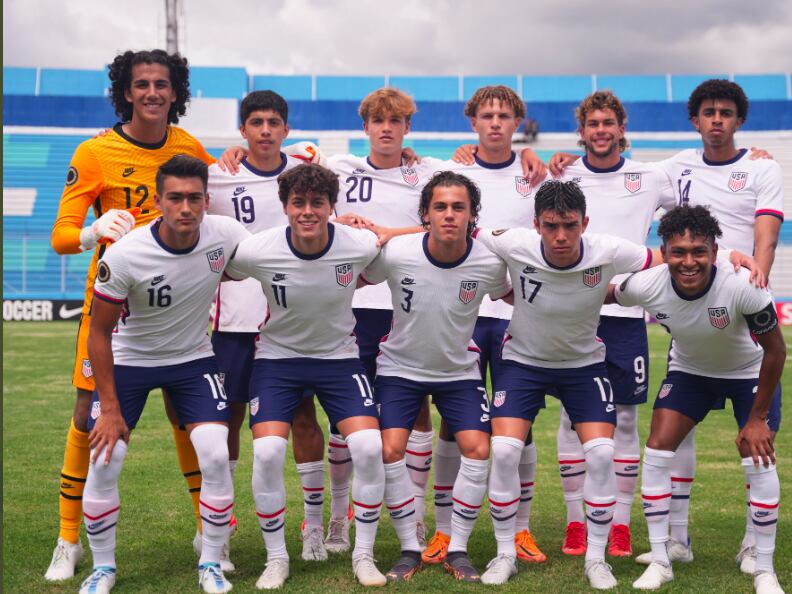El portero Antonio Carrera, (arriba a la izquierda), junto a l selección Sub-20 de Estados...